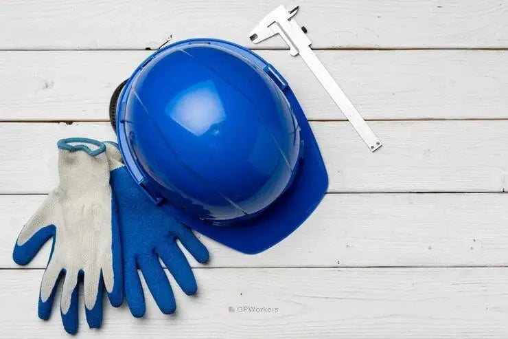 casque et gants EPI sur une table de bois 