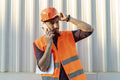 homme portant des epi 