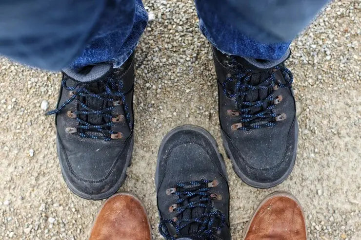 photo prise de haut de deux personnes portant des EPI chaussures de sécurité
