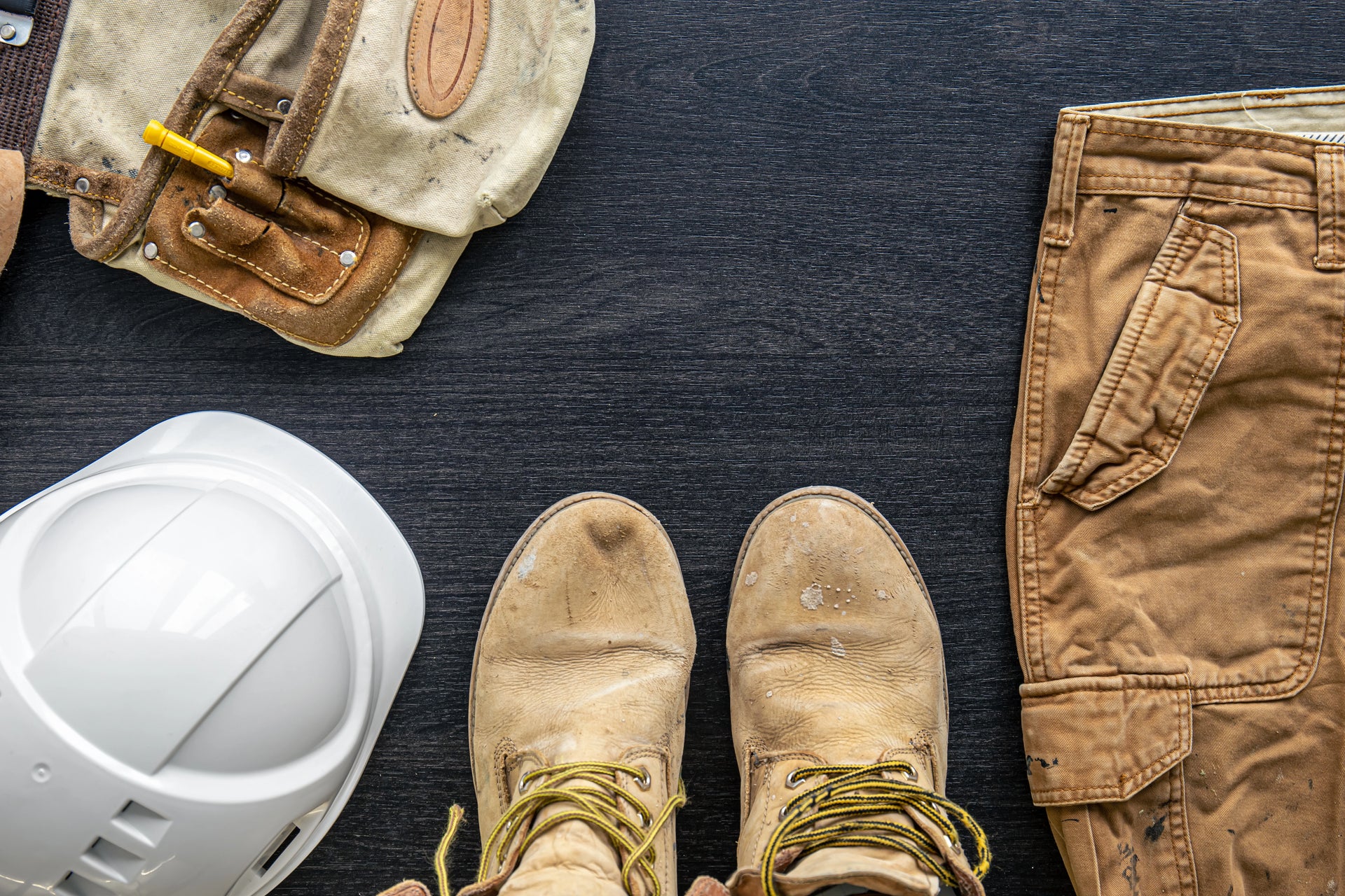 photo de plusieurs EPI avec des chaussures de sécurité et un casque de protection